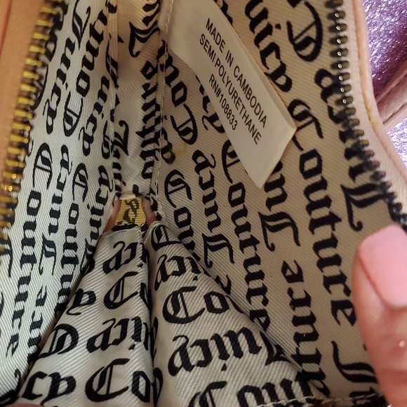 🎉HP🎉Juicy Couture 💘NWT💘 Luxe Links Light Pink Heart Shaped Wristlet!💘💘💘 - Picture 12 of 16